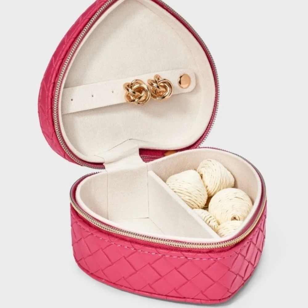 NWOT Pink Heart Woven Travel Jewelry Organizer.
